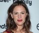 Jennifer Garner, enceinte et superbe, irradie en rose avec Jamie Lee Curtis