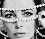 Kate Winslet rend hommage tout en photo à son idole Elizabeth Taylor, pour le magazine V. 