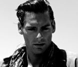 Camille Lacourt, furieusement séducteur, joue les modèles pour la nouvelle collection Carnet de Vol de cet automne-hiver