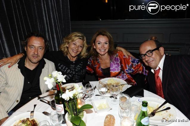 Nicoletta et son mari Jean-Christophe aux côtés de Karl Zéro et sa femme Daisy d'Errata lors de la soirée blanche chez Castel du 8 septembre 2011 à Paris