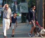 Paul Bettany à New York avec son fils Stellan, et le garçon de sa femme Jennifer Connelly, Kai, le 14 septembre 2011 