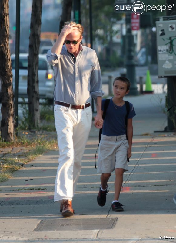 Paul Bettany et son fils Stellan, à New York le 14 septembre 2011