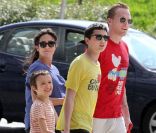 Paul Bettany, Jennifer Connelly, leur fils Stellan et le fils de l'actrice, Kai, le 28 mai 2011 à New York