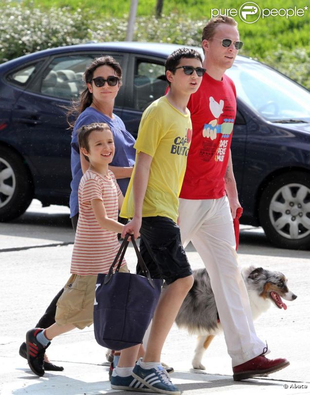 Paul Bettany, Jennifer Connelly, leur fils Stellan et le fils de l'actrice, Kai, le 28 mai 2011 à New York