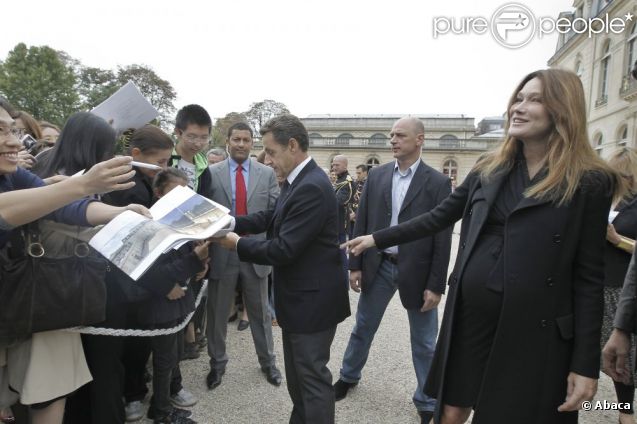 Le Président Nicolas Sarkozy et son épouse Carla Bruni-Sarkozy saluent les visiteurs venus découvrir le palais de l'Elysée ouvert à l'occasion des Journées du patrimoine ke 17 septembre 2011