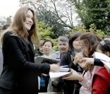 Carla Bruni-Sarkozy salue les visiteurs venus découvrir le palais de l\'Elysée ouvert à l\'occasion des Journées du patrimoine ke 17 septembre 2011