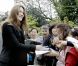 Carla Bruni-Sarkozy salue les visiteurs venus découvrir le palais de l'Elysée ouvert à l'occasion des Journées du patrimoine ke 17 septembre 2011