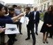 Le Président Nicolas Sarkozy et son épouse Carla Bruni-Sarkozy saluent  les visiteurs venus découvrir le palais de l'Elysée ouvert à l'occasion  des Journées européennes du patrimoine le 17 septembre 2011