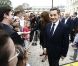 Le Président Nicolas Sarkozy et son épouse Carla Bruni-Sarkozy saluent  les visiteurs venus découvrir le palais de l'Elysée ouvert à l'occasion  des Journées européennes du patrimoine le 17 septembre 2011