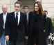 Le Président Nicolas Sarkozy et son épouse Carla Bruni-Sarkozy saluent  les visiteurs venus découvrir le palais de l'Elysée ouvert à l'occasion  des Journées européennes du patrimoine le 17 septembre 2011