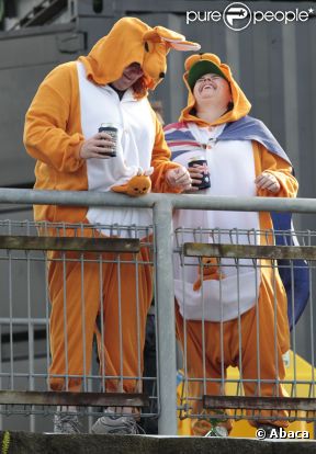 Difficile de ne pas reconnaitre des supporters australiens derrière ces costumes de kangourou... Heureusement que le ridicule ne tue pas !
