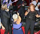 Didier Gustin, Mimie Mathy, Michèle Bernier et Jean-Félix Lalanne s\'éclatent lors de la 19e cérémonie des Femmes en or, le 17 septembre 2011, à Nice.