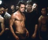 Brad Pitt joue les boxeurs dans <em>Fight Club</em>