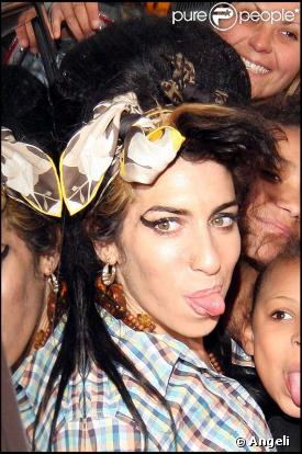Amy Winehouse tire la langue... Quel talent !