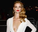 Rosie Huntington-Whiteley éclipse Kate Moss grâce à son décolleté vertigineux