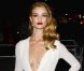 Rosie Huntington-Whiteley éclipse Kate Moss grâce à son décolleté vertigineux