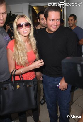  Petra Ecclestone sort du restaurant Baldi avec son mari James Stunt et quelques amis à Los Angeles le 20 septembre 2011 