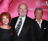 Agathe Natanson, Jean-Pierre Marielle et Alain Delon à la soirée de l\'Ifrad, à l\'Opéra comique de Paris, pour un gala organisé pour la recherche contre la maladie d\'Alzheimer