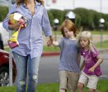 Julia Roberts avec ses jumeaux Hazel et Phinnaeus à Los Angeles, le 14 septembre 2011