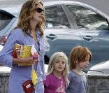 Julia Roberts avec ses jumeaux Hazel et Phinnaeus à Los Angeles, le 14 septembre 2011