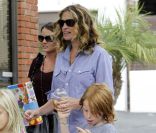 Julia Roberts avec ses jumeaux Hazel et Phinnaeus à Los Angeles, le 14 septembre 2011