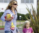 Julia Roberts avec ses jumeaux Hazel et Phinnaeus à Los Angeles, le 14 septembre 2011