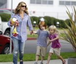 Julia Roberts avec ses jumeaux Hazel et Phinnaeus à Los Angeles, le 14 septembre 2011