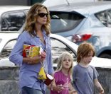 Julia Roberts avec ses jumeaux Hazel et Phinnaeus à Los Angeles, le 14 septembre 2011