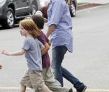 Julia Roberts avec ses jumeaux Hazel et Phinnaeus à Los Angeles, le 14 septembre 2011