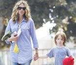 Julia Roberts avec ses jumeaux Hazel et Phinnaeus à Los Angeles, le 14 septembre 2011