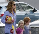 Julia Roberts avec ses jumeaux Hazel et Phinnaeus à Los Angeles, le 14 septembre 2011