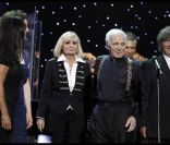 Charles Aznavour, mercredi 28 septembre 2011, était bien entouré (ici au côté de sa fille aînée Seda) pour la soirée spéciale au profit de l'association Aznavour pour l'Arménie, à l'Olympia. Plein d'amis sur scène, plein d'amis dans la salle...