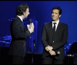  Stéphane Bern et Laurent Gerra ont assuré le show et provoqué Nicolas Sarkozy. 
 Charles Aznavour, mercredi 28 septembre 2011, était bien entouré pour la soirée spéciale au profit de l'association Aznavour pour l'Arménie, à l'Olympia. Plein d'amis sur scène, plein d'amis dans la salle... 