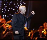  Le poing rageur, la jubilation d'être sur scène : bouillonnant à 87 ans... 
 Charles Aznavour, mercredi 28 septembre 2011, était bien entouré pour la soirée spéciale au profit de l'association Aznavour pour l'Arménie, à l'Olympia. Plein d'amis sur scène, plein d'amis dans la salle... 