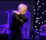  Un slow solitaire sur  Les Plaisirs démodés ... 
 Charles Aznavour, mercredi 28 septembre 2011, était bien entouré pour la soirée spéciale au profit de l'association Aznavour pour l'Arménie, à l'Olympia. Plein d'amis sur scène, plein d'amis dans la salle... 