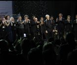  Les amis de Charles Aznavour réunis autour de lui pour le salut, dont notamment André Manoukian, Michel Leeb, Bénabar, Hélène Ségara... 
 Charles Aznavour, mercredi 28 septembre 2011, était bien entouré pour la soirée spéciale au profit de l'association Aznavour pour l'Arménie, à l'Olympia. Plein d'amis sur scène, plein d'amis dans la salle... 