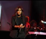  Amel Bent reprenant  La Mamma . 
 Charles Aznavour, mercredi 28 septembre 2011, était bien entouré pour la soirée spéciale au profit de l'association Aznavour pour l'Arménie, à l'Olympia. Plein d'amis sur scène, plein d'amis dans la salle... 