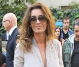 <p>Rayonnante comme à son habitude, Mademoiselle Agnès est venue soutenir Nicolas Ghesquière pour le défilé Balenciaga Printemps/Été 2012. Paris, le 29 septembre 2011.</p>