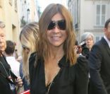 L'ex rédactrice en chef de Vogue Paris Carine Roitfeld est venue titiller Mademoiselle Agnès et Alexandra Golovanoff sur leur terrain en se rendant au défilé Balenciaga, avec une classe qui lui est typique. Paris, le 29 septembre 2011. 