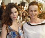 Claire Nebout et sa fille lors du défilé Sonia Rykiel à Paris le 1er octobre 2011 pour la collection PAP printemps/été 2012