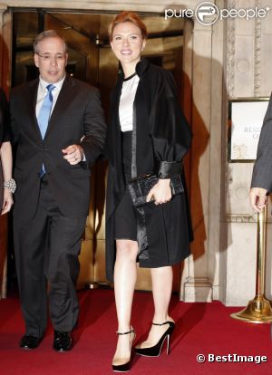 Scarlette Johansson sort de l'hôtel Plaza à New York avec le maire de Manhattan, le 3 octobre 2011