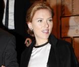 Scarlette Johansson sort de l'hôtel Plaza à New York avec le maire de Manhattan, le 3 octobre 2011
