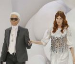 Karl Lagerfeld et Florence Welsh invitée spéciale du défilé Chanel prêt-à-porter printemps-été 2012, au Grand Palais, le 4 octobre 2011.
