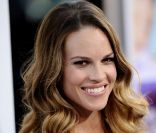 Hilary Swank, rayonnante en total look Michael Kors pour la première du film Something Borrowed. Los Angeles, le 3 mai 2011.<br />