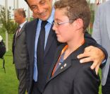 Louis Sarkozy et son papa Nicolas en août 2008. 
