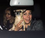 Cheryl Cole le regard dans le vide, à l\'arrière de la voiture, sort de soirée à Londres le 6 octobre 2011