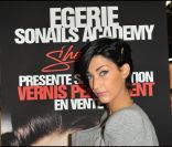 Sheryfa Luna, visiblement très heureuse, assiste au Salon de la Beauté, à Paris, dimanche 9 octobre 2011.