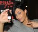 Sheryfa Luna veut que ses fans soient parfaites jusqu'au bout des ongles grâce à son vernis, au Salon de la Beauté, à Paris, dimanche 9 octobre 2011.