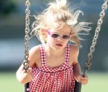 Violet Affleck et ses jolies lunettes de soleil en 2011. 