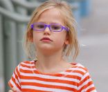 Violet Affleck et ses jolies lunettes... violettes ! 